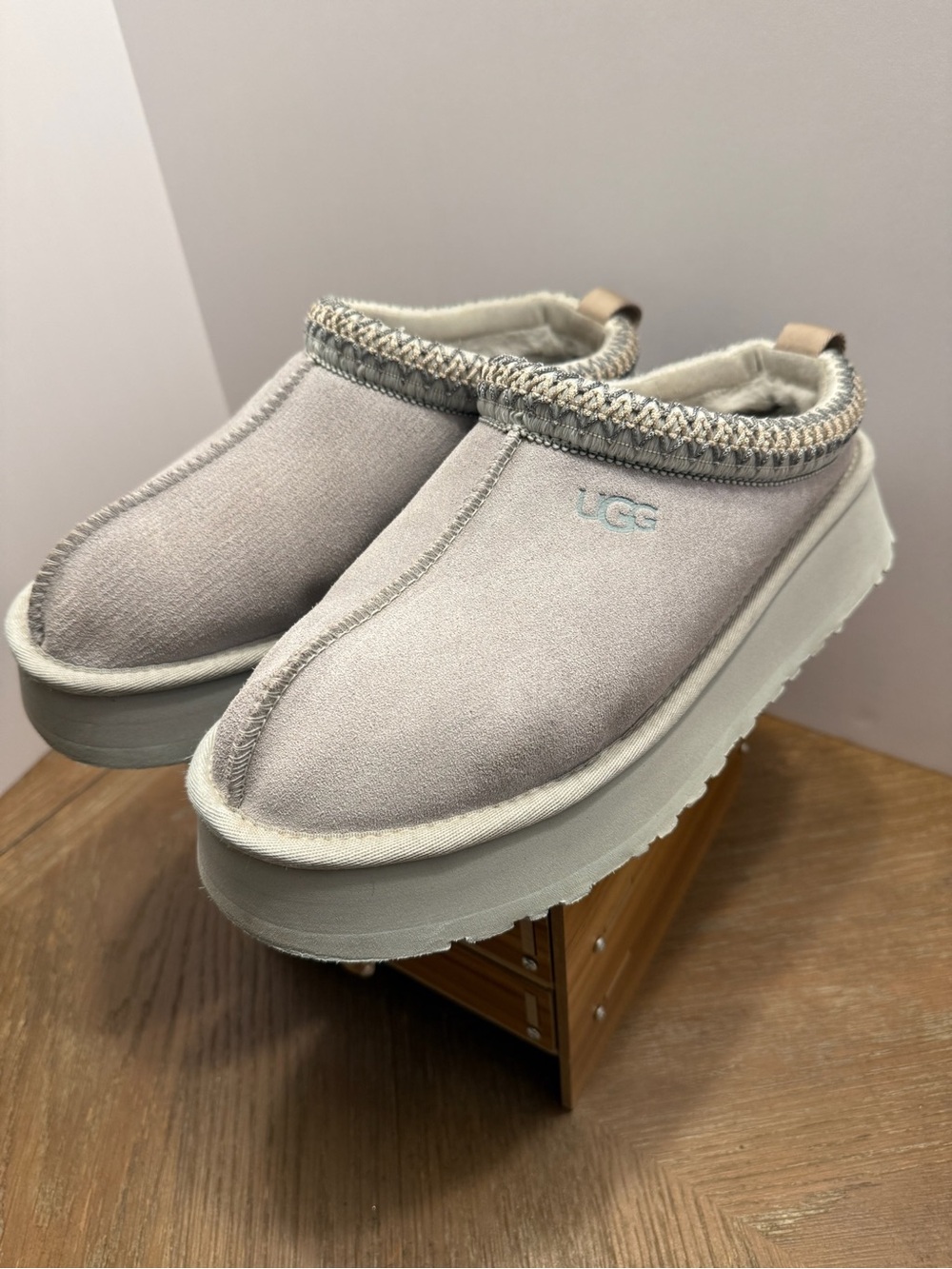UGG Tasman Platform Slippers Gray Suede Shearling Lined Women’s Size 10